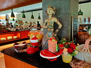 Magelang, Endonezya, 31 Aralık 2025. Heykeller yemek ve yemek için servis masasını süslüyor. Kahvaltı sırasında bir otel restoranında. Sanatsal ve dekoratif bir dokunuş eklemek.