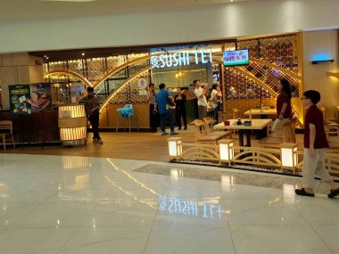 Surabaya, Endonezya, 18 Ocak 2026.Japon suşi servisi yapan 