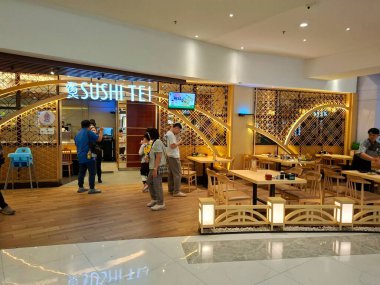 Surabaya, Endonezya, 18 Ocak 2026.Japon suşi servisi yapan 