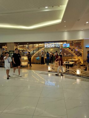 Surabaya, Endonezya, 18 Ocak 2026.Japon suşi servisi yapan 