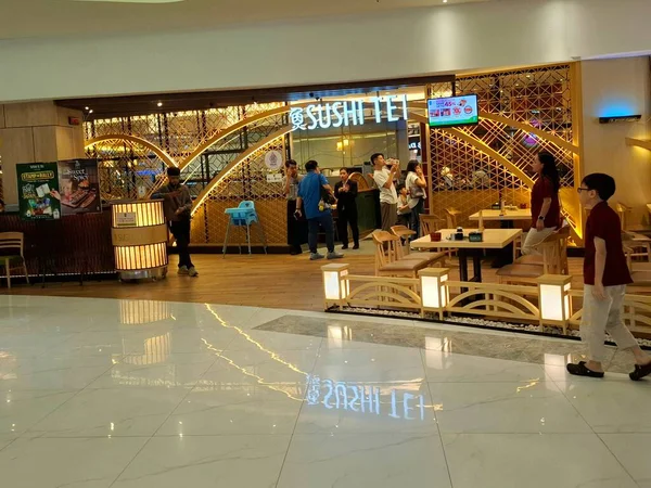 Surabaya, Endonezya, 18 Ocak 2026.Japon suşi servisi yapan 