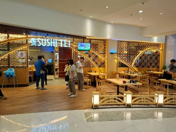 Surabaya, Endonezya, 18 Ocak 2026.Japon suşi servisi yapan 