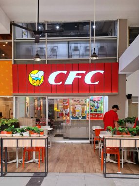 Surabaya, Endonezya, 18 Ocak 2026.Amerikan CFC Fried Chicken logosu. Alışveriş merkezinin girişinin ve mağaza duvarının üzerinde yer alan bina ziyaretçileri çekiyor..