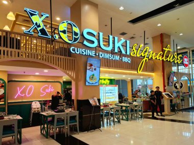 Surabaya, Endonezya, 18 Ocak 2026.Şık, lüks ve davetkar ahşap masa ve sandalyeleriyle XO Suki restoranının ön manzarası. Bu restoran Çin mutfağı sunar. Bir alışveriş merkezinin içinde yer alan bina, göz hizasında bir manzara sunuyor..