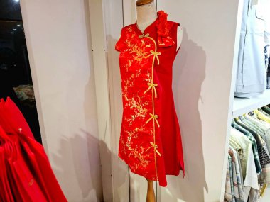 Surabaya, Endonezya, 31 Ocak 2026 Geleneksel Çin Yeni Yılı giysileri bir mağazada sergilenmektedir. Hem erkek hem de kadın kıyafetleri, kırmızı ve geleneksel Çin süslemeleri ile süslenmiş olarak sergilenmektedir..