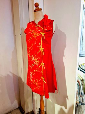 Surabaya, Endonezya, 31 Ocak 2026 Geleneksel Çin Yeni Yılı giysileri bir mağazada sergilenmektedir. Hem erkek hem de kadın kıyafetleri, kırmızı ve geleneksel Çin süslemeleri ile süslenmiş olarak sergilenmektedir..