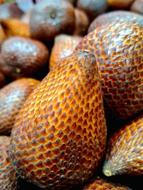 Allah meyvesi ya da yılan meyvesi süpermarkette satılır. Yılan pullarına benzeyen tropikal bir meyvedir. Genellikle kahverengi çekirdekli beyaz üç meyve içerir. Tadı tatlı ve ekşi.