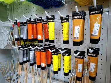 Çok çeşitli renkte akrilik boya çeşitleri. Alıcıları çekmek ve kolaylaştırmak için vitrin raflarında sergileniyordu. Sanat, kırtasiye ve ofis malzemeleri satan dükkanlarda..