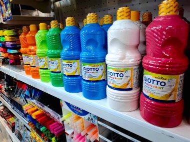 Çok çeşitli renkte akrilik boya çeşitleri. Alıcıları çekmek ve kolaylaştırmak için vitrin raflarında sergileniyordu. Sanat, kırtasiye ve ofis malzemeleri satan dükkanlarda..