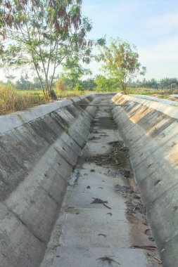 Kurak mevsimde kuruyan sulama ya da su akışı