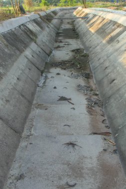 Kurak mevsimde kuruyan sulama ya da su akışı