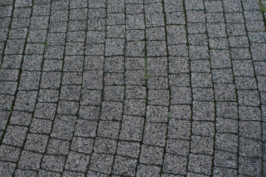 Kaldırım taşlarından yapılmış güzel bir kaldırım..