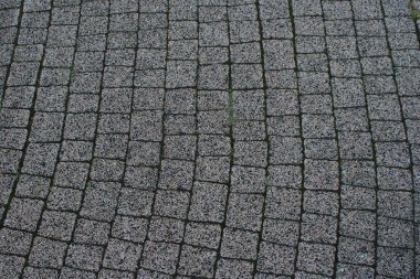 Kaldırım taşlarından yapılmış güzel bir kaldırım..