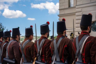 Budapeşte, Macaristan - 25 Mayıs 2025: Devrim dönemi Macar askeri elbisesinde seremoni muhafızları.