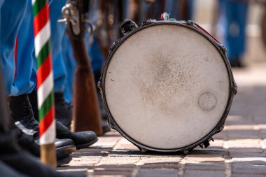 Budapeşte, Macaristan - 25 Mayıs 2025: Devrim dönemi Macar askeri elbisesi içinde tören muhafızları. Macar Ulusal Muhafız Birliği katılımcıları tarafından kullanılan tarihi davulların yakın çekimi