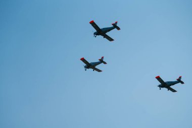 Budapeşte, Macaristan - 20 Ağustos 2024: Budapeşte üzerinde akrobasi yapan üç Zlin-142 uçağı