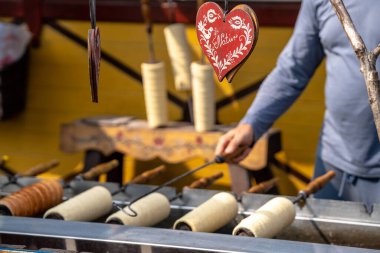 Budapeşte, Macaristan - 20 Ağustos 2024: Kömürlerin üzerinde dönen geleneksel Macar baca keki