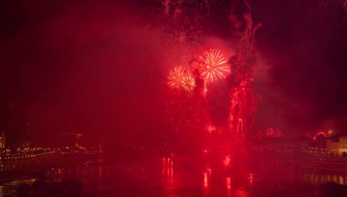 Budapeşte, Macaristan - 20 Ağustos 2024: Macaristan 'ın Devlet Vakfı Günü için Tuna' da göz kamaştırıcı havai fişekler