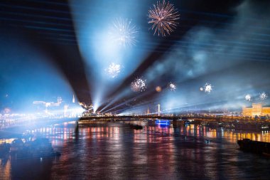 Budapeşte, Macaristan - 20 Ağustos 2024: Macaristan 'ın Devlet Vakfı Günü için Tuna' da göz kamaştırıcı havai fişekler