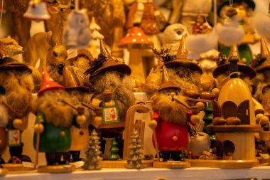 Salzburg, Avusturya - 23 Aralık 2024: Salzburg pazarında elle oyulmuş ahşap Noel süsleri