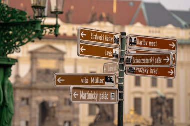 Prag, Çek Cumhuriyeti - 28 Aralık 2024: Prag Kalesi avlu kompleksi içinde şehir tabelası