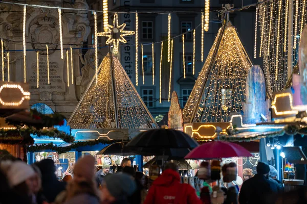 Linz, Avusturya - 20 Aralık 2024: Linz tatil pazarındaki Noel marketleri