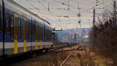 Budapeşte, Macaristan - 02 Şubat 2025: Budapeşte banliyö istasyonundan kalkacak olan banliyö treni, karmaşık bir genel sistem ve şafakta birden fazla sinyal kulesi ile