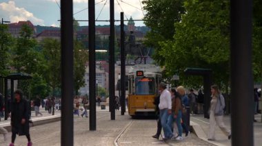 Budapeşte, Macaristan - 24 Mayıs 2025: Budapeşte 'nin Kossuth Meydanı' nda güneşli bir öğleden sonra, yayalar, sarı bir tramvay ve Kont Gyula Andrssy 'nin bronz binicilik heykeli.