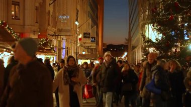 Budapeşte, Macaristan - 15 Kasım 2024: Budapeşte 'deki Vrsmarty Meydanı' nda coşkulu bir akşam manzarası, kalabalığın yer aldığı bir Noel ağacı ve Hard Rock Kafe tabelası.