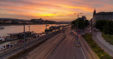 Budapeşte, Macaristan: 09 Temmuz 2024: Elisabeth Köprüsü 'nden gün batımı manzarası. Jane Haining Caddesi, ön planda. Arka planda Buda kalesi var. Zaman aşımı, kaydırma geçişi.