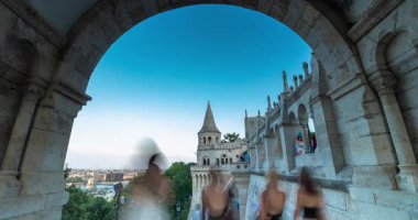 Budapeşte, Macaristan - 14 Haziran: Pest tarafına şehir manzarası ve kalenin altından Fisherman 'ın kalesi. Zaman atlaması. Güneşli yaz günü, açık gökyüzü.
