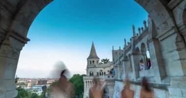 Budapeşte, Macaristan - 14 Haziran: Pest tarafına şehir manzarası ve kalenin altından Fisherman 'ın kalesi. Hızlandırılmış, yakınlaştırılmış geçiş. Güneşli yaz günü, açık gökyüzü.