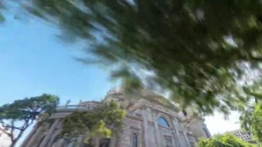 Budapeşte, Macaristan - 11 Ağustos 2024: St. Stephen Bazilikası. Hiper-gecikme.