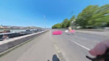Budapeşte, Macaristan - 27 Temmuz 2024: Pesti caddesinden Hattyu caddesine POV bisiklet yolculuğu. Yüksek hız, hareket bulanıklığı.