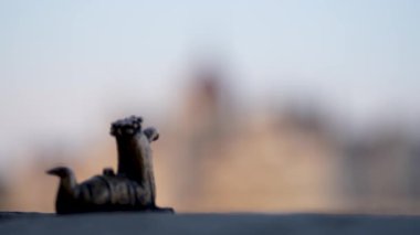 Budapeşte, Macaristan - 14 Ağustos 2024: Şef Worm mini heykeli Kolodko. Meclis binasına odak geçiş.