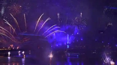 Budapeşte, Macaristan - 20 Ağustos 2024: Gece gökyüzündeki renkli havai fişekler. Aziz Stephen Günü kutlaması.