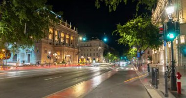 Budapeşte, Macaristan - 10 Ağustos 2024: Budapeşte 'nin opera binası yakınlarında gece araba trafiği. Zaman aşımı.
