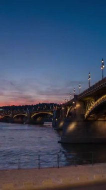 Budapeşte, Macaristan - 03 Eylül 2024: Margit Köprüsü hipervanesi. Geceye geçiş görüntüleri, dikey oryantasyon.