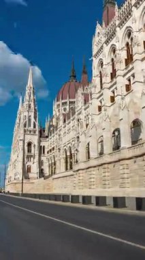 Budapeşte, Macaristan - 07 Eylül 2024: Parlamento binası hipervanesi.