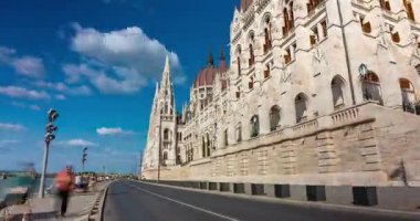 Budapeşte, Macaristan - 07 Eylül 2024: Parlamento binası hipervanesi. Dönüşüme yakınlaş.