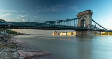 Budapeşte, Macaristan - 18 Eylül 2024: Yükselen Tuna Suları 'Boris Fırtınası' ndan sonra toprak selişi üzerine dökülmeye başladı. Arka plandaki Zincir Köprüsü ve Meclis Binası. Zaman aşımı, kaydır.