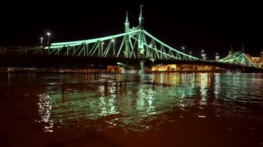 Budapeşte, Macaristan - 20 Eylül 2024: Özgürlük Köprüsü 'nün Önündeki Sualtı Kapıları: Budapeşte Fırtına Sonrası Sularla Yüzleşir Dönüşümü büyüt, gece görüntüleri.