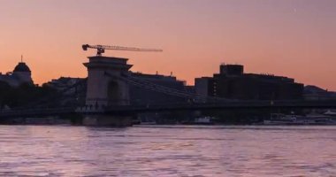 Budapeşte, Macaristan - 21 Eylül 2024: Sabah Glow: Zincir Köprüsü ve Yükselen Güneş. Zaman aşımı, geçiş dönemini yakınlaştır.