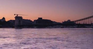 Budapeşte, Macaristan - 21 Eylül 2024: Sabah Glow: Zincir Köprüsü ve Yükselen Güneş. Zaman ayarlı, geçişi yakınlaştır.