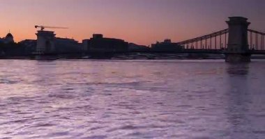 Budapeşte, Macaristan - 21 Eylül 2024: Sabah Glow: Zincir Köprüsü ve Yükselen Güneş. Zaman ayarlı, kaydırmalı geçiş.