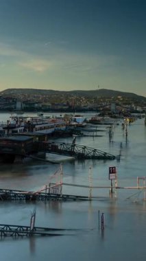 Budapeşte, Macaristan - 22 Eylül 2024: Elizabeth Köprüsü 'nden sel basmış şehre bakın. Zaman geçişi, kaydırma geçişi, dikey yönelim.