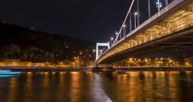 Budapeşte, Macaristan - 6 Eylül 2024: Elizabeth Köprüsü hipervanesi. Dönüşümü yakınlaştır. Geceye akşam geçişi.