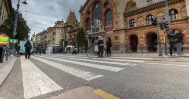 Budapeşte, Macaristan - 06 Ekim 2024: Budapeşte 'nin Sokak Yiyecekleri Fuarı sırasında Merkez Market' te Atmosfer Festivali. Zaman aşımı, geçiş dönemini yakınlaştır.