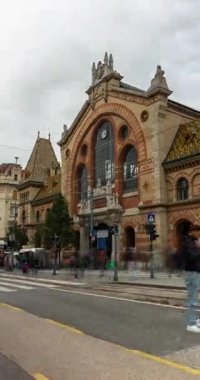 Budapeşte, Macaristan - 6 Ekim 2024: Budapeşte 'nin Pazarı: Bir Mutfak ve Kültür Merkezi. Yüksek hızlanma, geçişi yakınlaştırma, dikey yönelim.