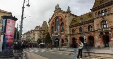 Budapeşte, Macaristan - 6 Ekim 2024: Budapeşte 'nin Pazarı: Bir Mutfak ve Kültür Merkezi. Hiperlapse, geçişi yakınlaştır.